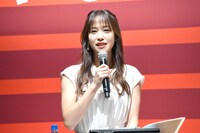 司会の鷲見玲奈。