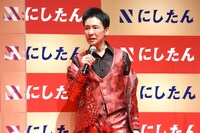 ジャケットプレイのコツを説明する郷ひろみ。