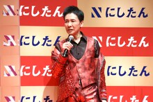 ジャケットプレイのコツを説明する郷ひろみ。