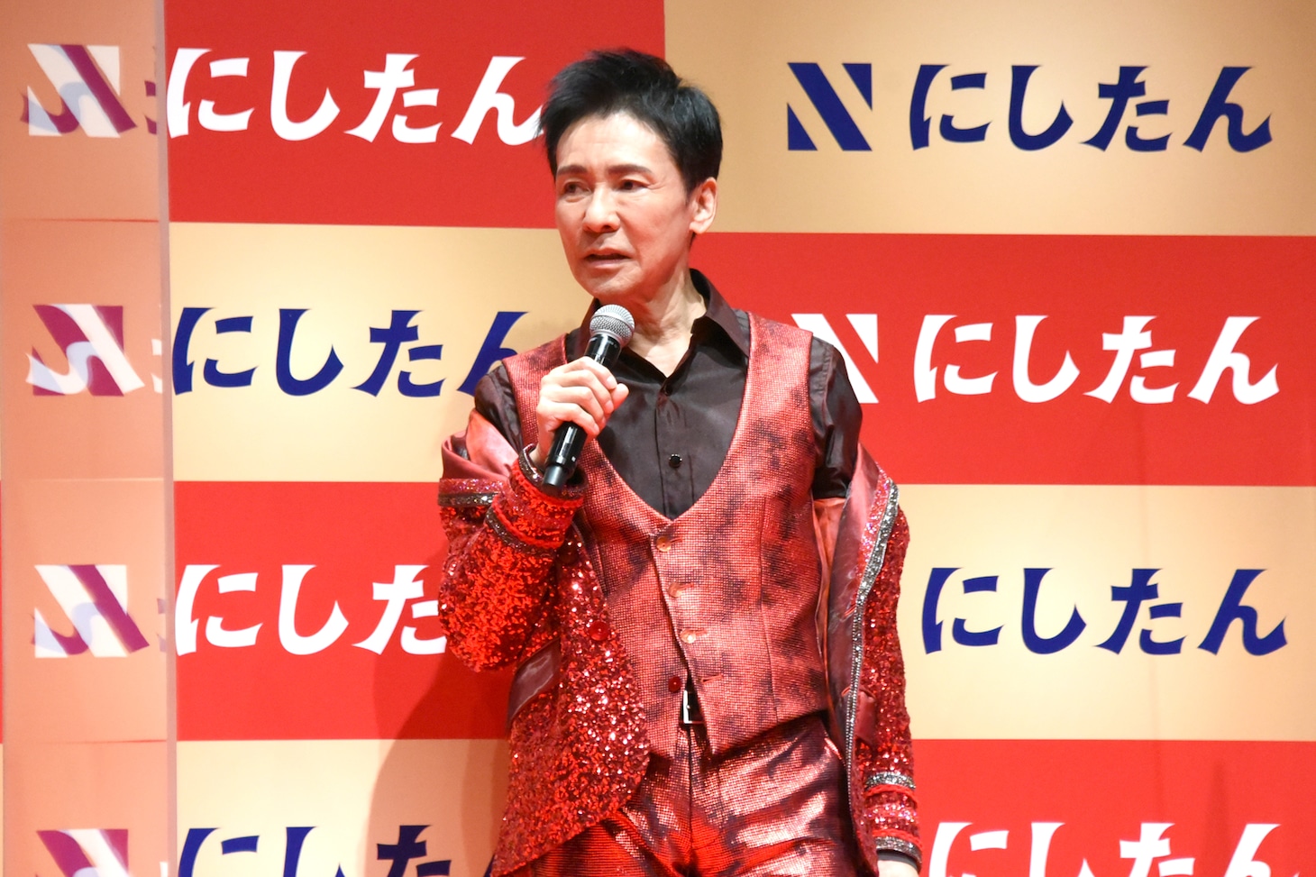 ジャケットプレイのコツを説明する郷ひろみ。