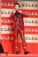 ジャケットプレイを実演する郷ひろみ。