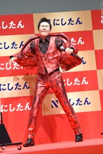 ジャケットプレイを実演する郷ひろみ。