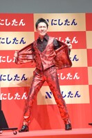 ジャケットプレイを実演する郷ひろみ。