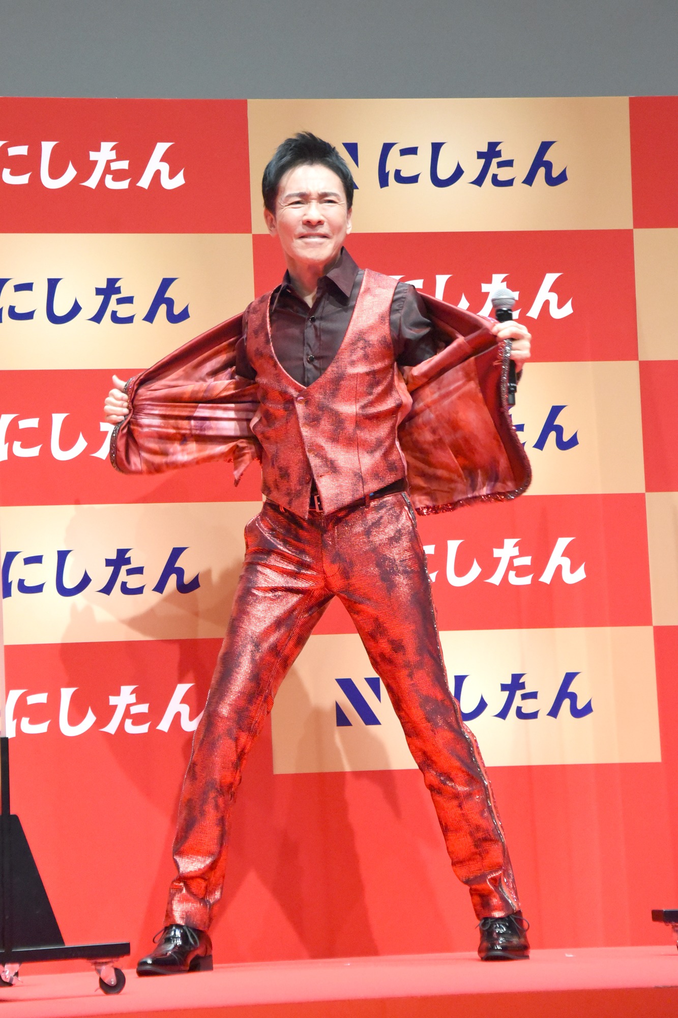 ジャケットプレイを実演する郷ひろみ。