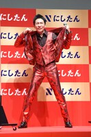 ジャケットプレイを実演する郷ひろみ。