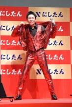 ジャケットプレイを実演する郷ひろみ。