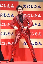 ジャケットプレイを実演する郷ひろみ。