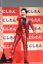 ジャケットプレイを実演してキメポーズする郷ひろみ。