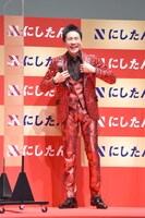 ジャケットプレイを実演する郷ひろみ。