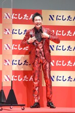 ジャケットプレイを実演する郷ひろみ。