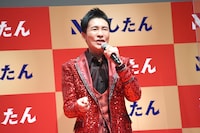 にしたんクリニックのCMソングを歌う郷ひろみ。