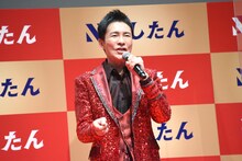 にしたんクリニックのCMソングを歌う郷ひろみ。