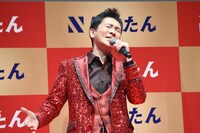 にしたんクリニックのCMソングを歌う郷ひろみ。