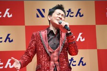 にしたんクリニックのCMソングを歌う郷ひろみ。