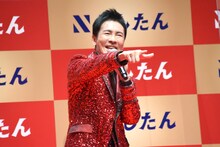 にしたんクリニックのCMソングを歌う郷ひろみ。