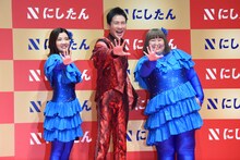 左から福田麻貴（3時のヒロイン）、郷ひろみ、かなで（3時のヒロイン）。