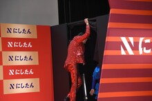 ステージをあとにする郷ひろみ。