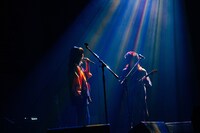 左から比喩根（Vo, G）、玲山（G）。（Photo by Kana Tarumi）