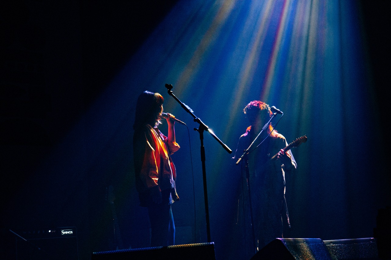 左から比喩根（Vo, G）、玲山（G）。（Photo by Kana Tarumi）
