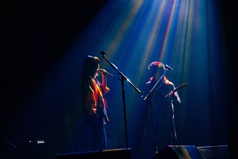 左から比喩根（Vo, G）、玲山（G）。（Photo by Kana Tarumi）