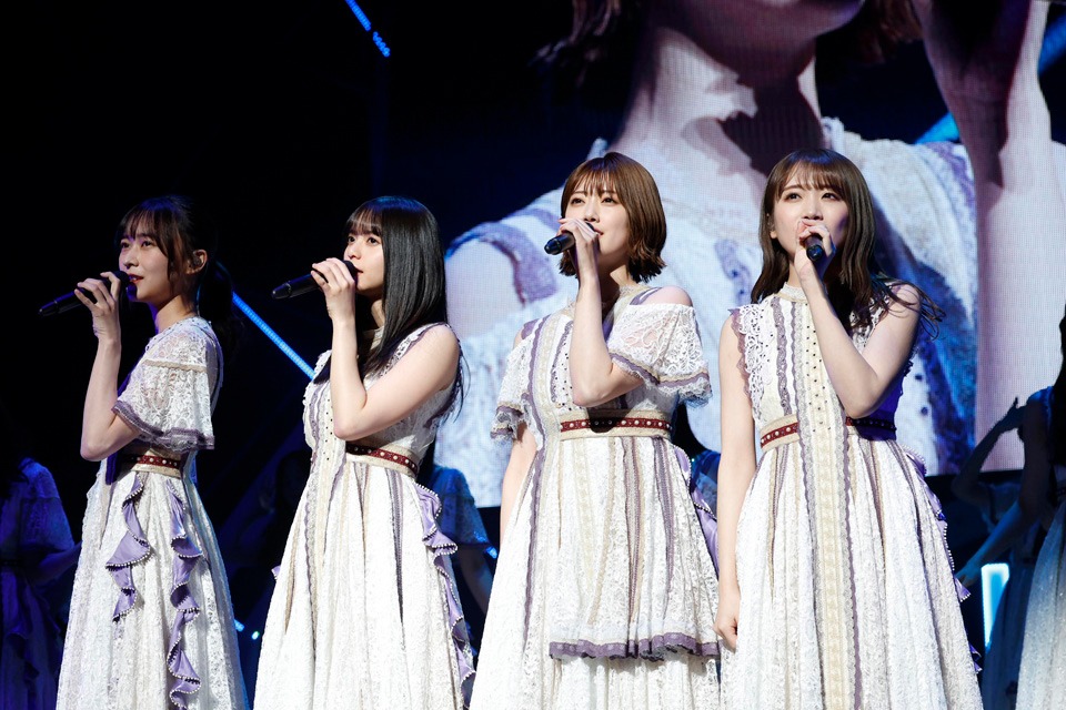 左から鈴木絢音、齋藤飛鳥、樋口日奈、秋元真夏。