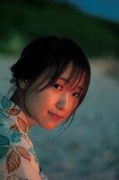 菅井友香（櫻坂46）卒業写真集「大切なもの」Loppi・HMV限定版の裏表紙。 (c)細居幸次郎 / 集英社