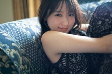 菅井友香（櫻坂46）卒業写真集「大切なもの」紀伊國屋書店限定版の裏表紙。 (c)細居幸次郎 / 集英社