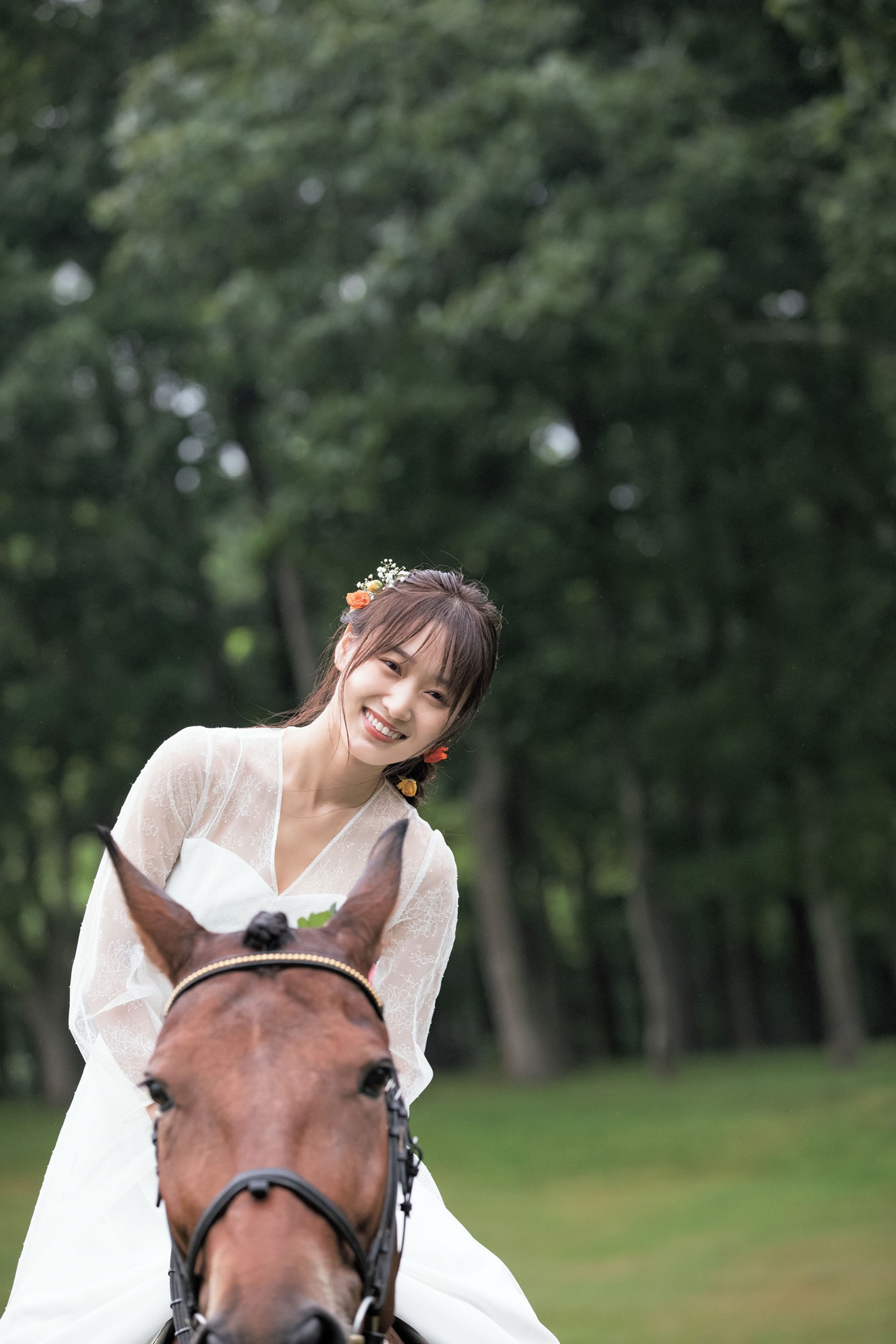 菅井友香（櫻坂46）卒業写真集「大切なもの」通常版の裏表紙。 (c)細居幸次郎 / 集英社