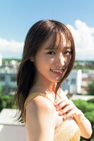 菅井友香（櫻坂46）卒業写真集「大切なもの」楽天ブックス限定版の裏表紙。 (c)細居幸次郎 / 集英社