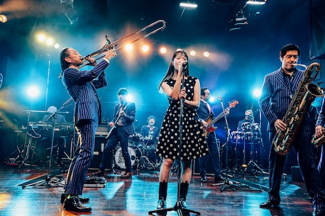 東京スカパラダイスオーケストラと宮崎朝子（SHISHAMO）。（撮影：西槇太一）