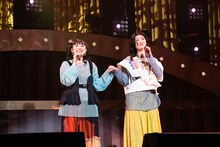 「リフレインが、ずっと」を歌う柏木ひなた（左）と小林歌穂（右）。