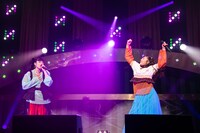 「でかどんでん」を歌う柏木ひなた（左）と中山莉子（右）