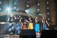 思わず涙ぐむ柏木ひなた（左から3番目）。