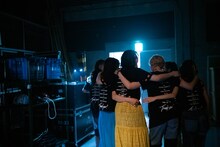 肩を組んでステージを去るエビ中。