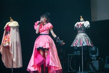 歴代衣装を紹介する星名美怜。