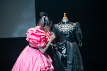 2021年衣装のお気に入りポイントであるショートパンツがよく見えるよう調整する星名美怜。