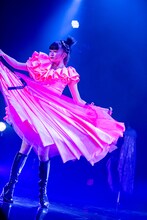 ロングスカートを脱ぎ捨てる星名美怜。