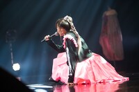 ステージでくつろぐ星名美怜。