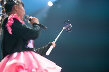 TikTok撮影する星名美怜。