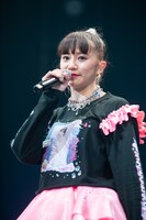 涙を流す星名美怜