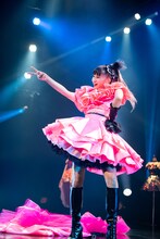 ミニスカート姿に変身した星名美怜。