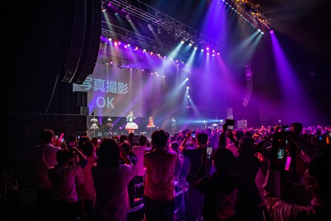 撮影タイム。中には本格的な一眼レフを持参したみれりーずも。