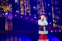 「リフレインが、ずっと」を歌う小林歌穂（左）と柏木ひなた（右）。