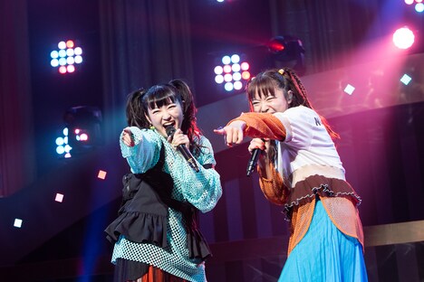 「でかどんでん」を歌う柏木ひなた（左）と中山莉子（右）。