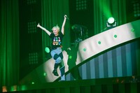 突然飛び出す安本彩花。