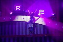 突然飛び出す星名美怜。