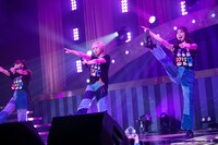 左から星名美怜、安本彩花、真山りか。