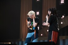 「あなた曲フリ下手すぎない？」と柏木ひなた（右）に指摘される安本彩花（左）。