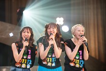 左から真山りか、中山莉子、安本彩花。