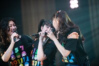 左から小林歌穂、柏木ひなた、星名美怜。